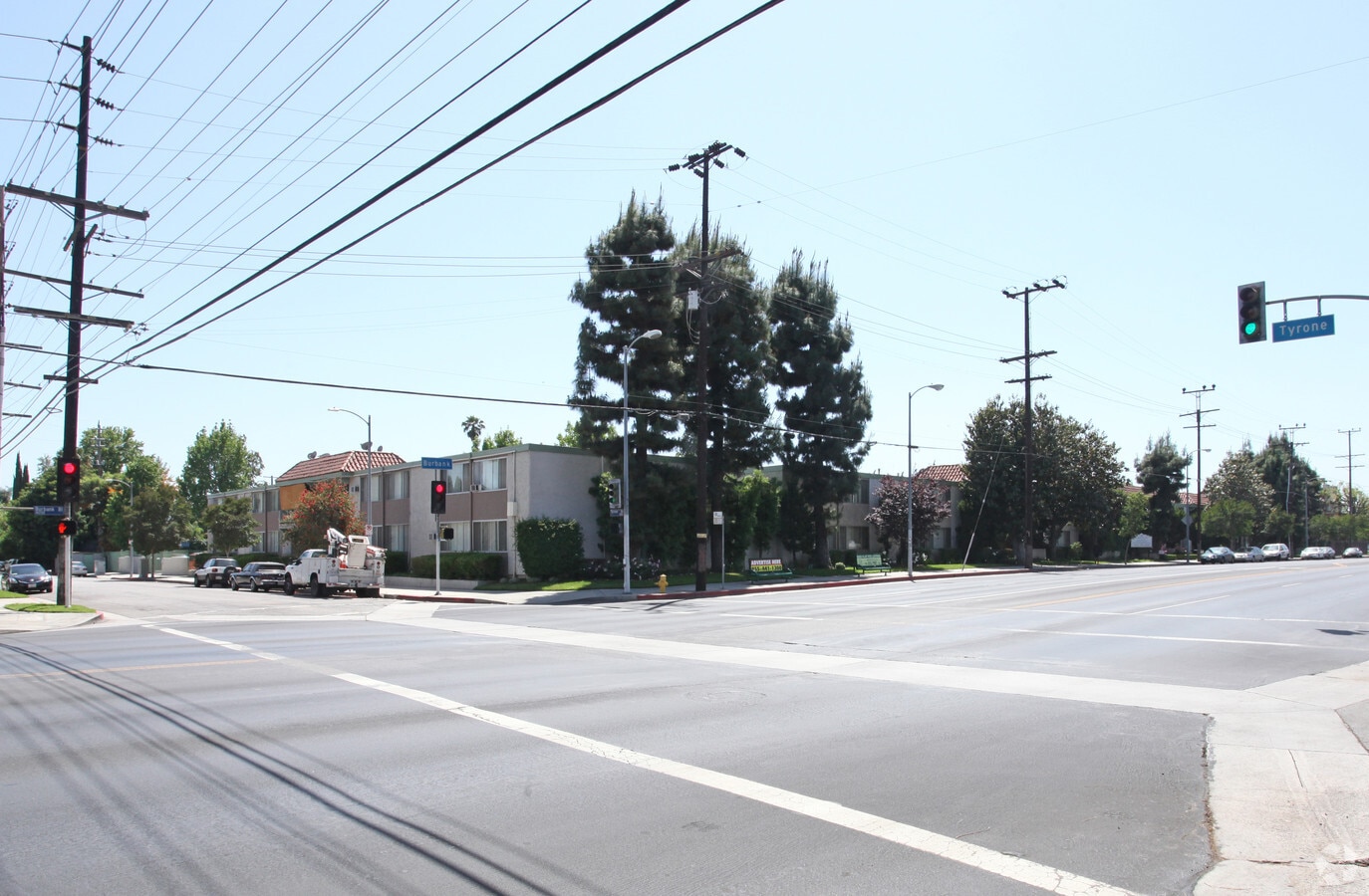 Photo - Burbank Oaks Apartments