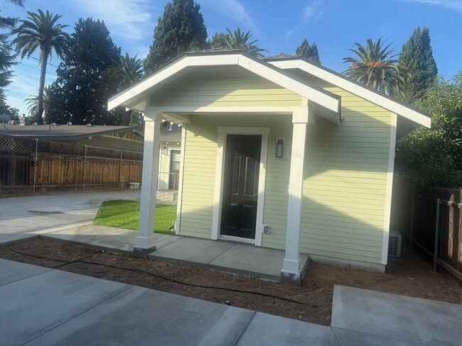 Building Photo - 4033 Linwood Pl