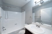 2BR, 2BA - 890SF - Bathroom - Chateau W6600 Apartment Homes
