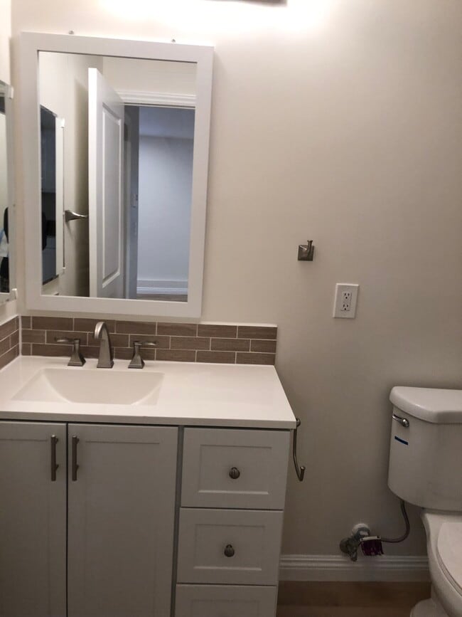 Bathroom - 15118 Weddington St