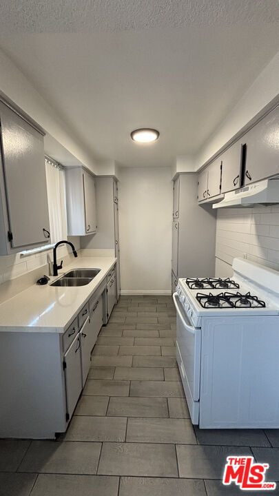 Building Photo - 8759 Tobias Ave Unit Apt 29