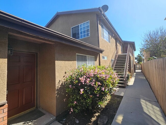 Building Photo - 12th St Omid Unit #3