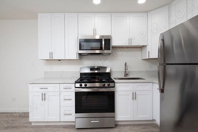 Building Photo - GORGEOUS 1 Br Apartment in a Great Hillcrest Location! Unit 03