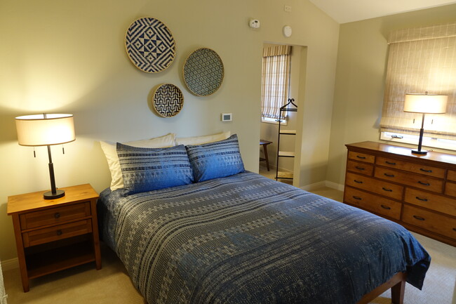 Comfortable fully furnished guest house near Cottage Hospital - 2620 Tallant Rd Unit Guest House