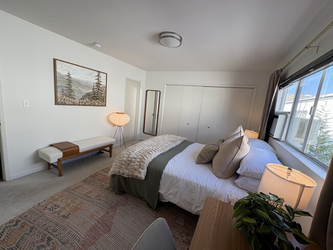 Bedroom En Suite - 918 21st St Condo Unit F