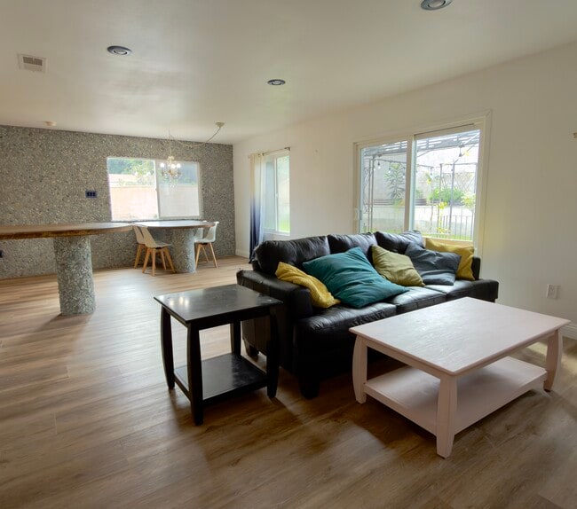 Building Photo - 4504 Moraga Ave