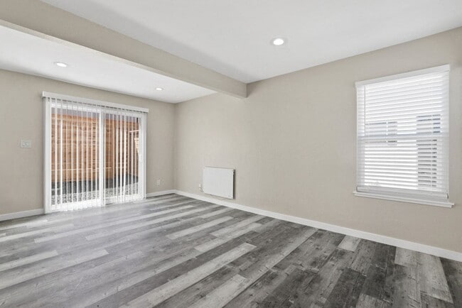 Photo - Hamilton Courtyard Apartments