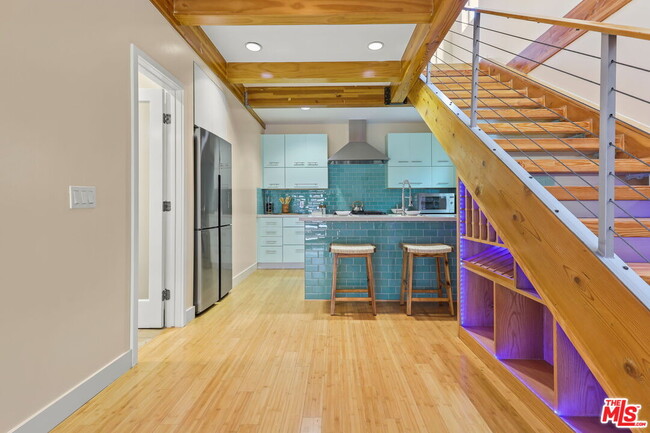 Building Photo - 621 Rose Ave Unit A