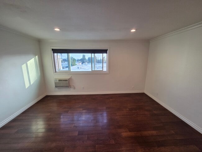 Photo - 1344 N Martel Ave Unit 305