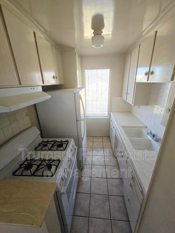 Building Photo - 4619 Lexington Ave Unit 5