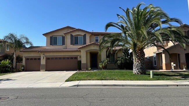 Luxurious 4-Bedroom View Home in Desirable... - Luxurious 4-Bedroom View Home in Desirable...