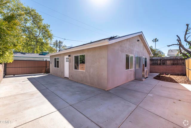 Building Photo - 5842 Satsuma Ave Rental
