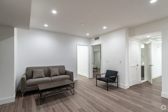 1450 S Barrington Ave - 1450 S Barrington Ave Apartments
