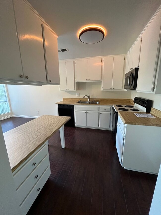 Photo - Ground-Floor Living in a Desirable 55+ Thousand Oaks Community