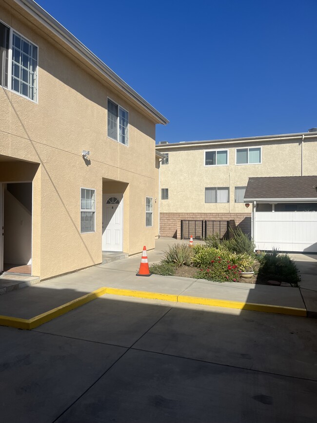 Building Photo - 12627 Oxnard St