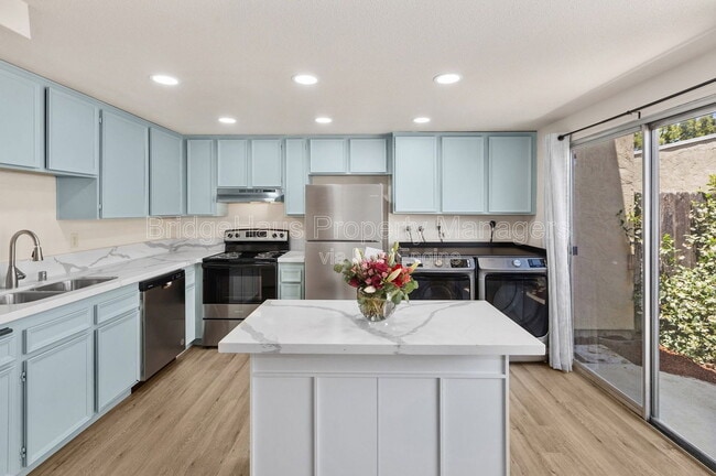 Building Photo - 7831 Rancho Fanita Dr Unit D