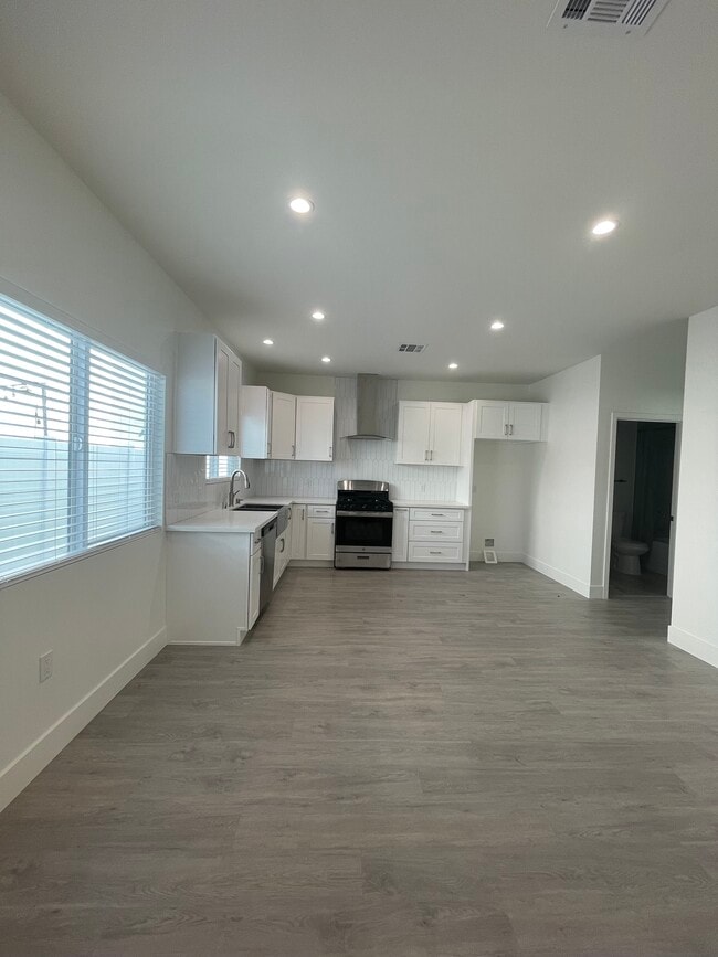 Building Photo - 11308 Emelita St Unit Half