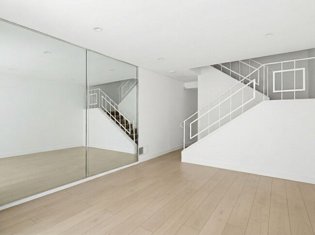 Photo - 337 Rexford Dr