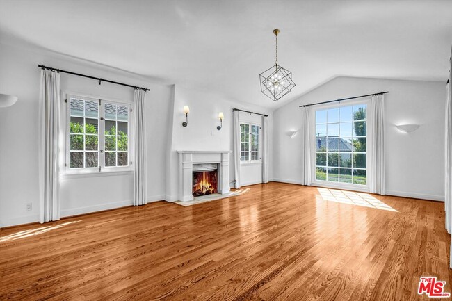 Photo - 10449 Holman Ave