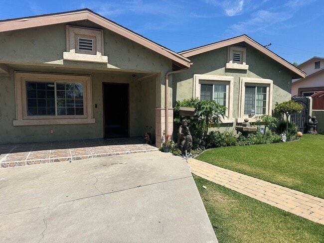 Wonderful 4-bed/3-bath gated home in Azusa. - Wonderful 4-bed/3-bath gated home in Azusa.