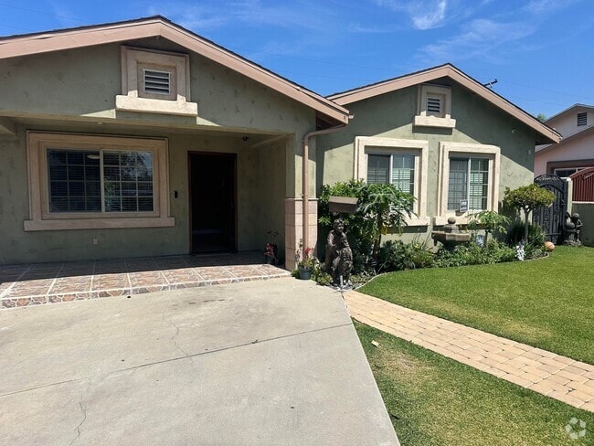 Building Photo - Wonderful 4-bed/3-bath gated home in Azusa.