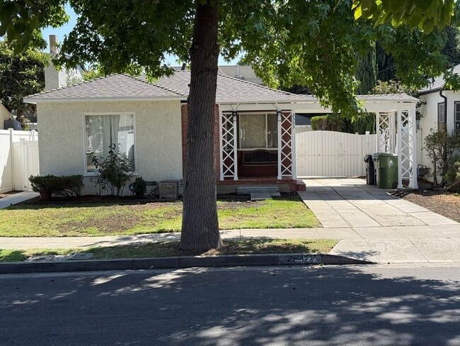 Building Photo - Charming 3 bedroom, 2 bathroom Traditional home in the highly desirable Rancho Park / West Los An...