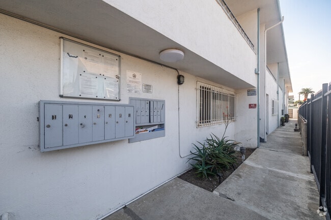 Entranc - 912 E. La Palma Dr.