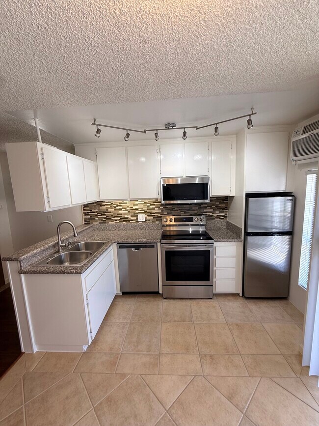 Photo - 659 S Cloverdale Ave