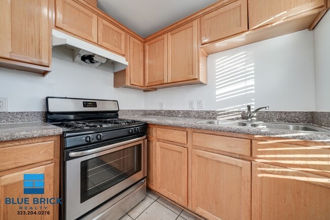 Building Photo - 1719 W 35th Pl Unit 4