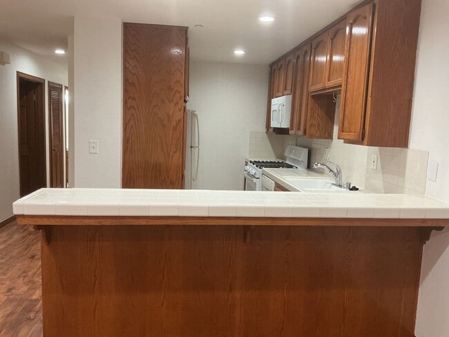 Photo - Los Caballeros #325 Unit 325A