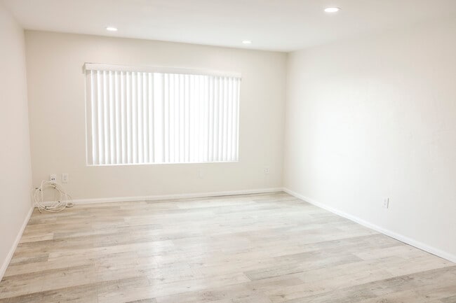 Photo - 4615 Lakeview Ave Unit 4615