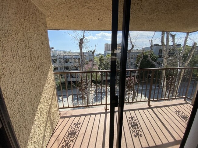 Photo - 300 E Tujunga Ave