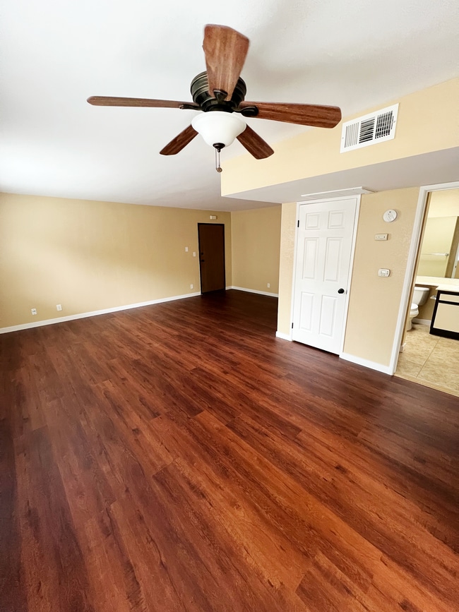 Building Photo - 14243 Burbank Blvd Unit 7