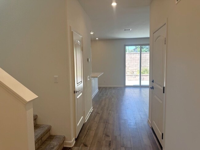 Photo - 1014 W Buttercup Ln