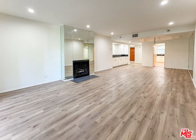 Building Photo - 410 S Barrington Ave Unit 205