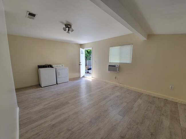 Guest Unit - 6251 Canby Ave Unit Guesthouse