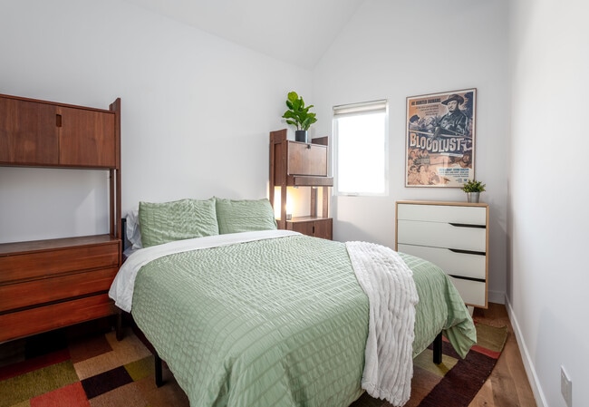 2nd bedroom w/ queen bed - 3310 1/2 S Durango Ave