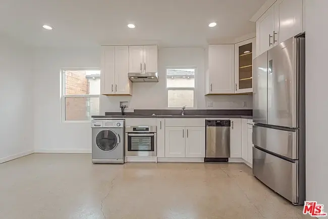 Building Photo - 2116 W 93rd St Unit 2114 W. 93rd Street Rental