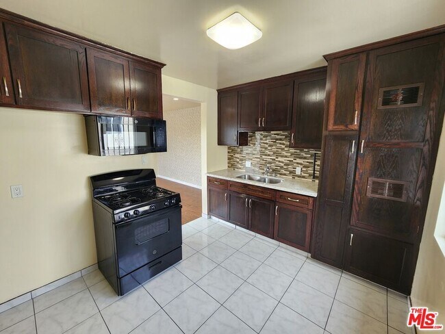 Photo - 1533 W 80th St Unit 6