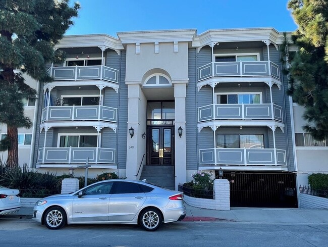 Enjoy the best of the Hermosa Beach lifestyle in this beautifully remodeled 2-bedroom, 2-bath cond - 2411 Prospect Ave Unit 107