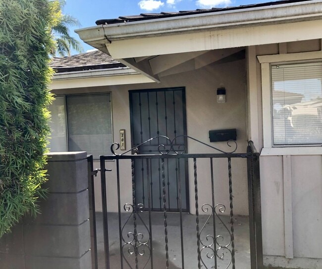 Building Photo - 2 bedroom 2 bath apartment with Spacious Living Space