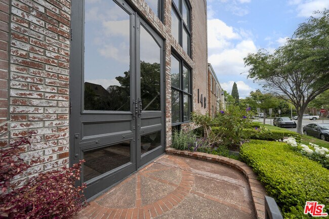 Photo - 148 S Reeves Dr Unit 4