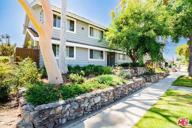 Building Photo - 2502 Manhattan Beach Blvd Unit Thoroughbred Rental