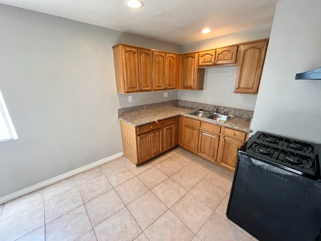 Building Photo - 1602 N H St Rental