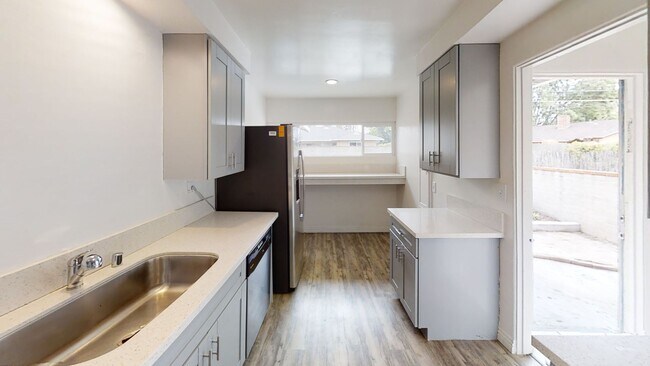 Photo - Large House on Dorothy Dr! (Lease out, pen...