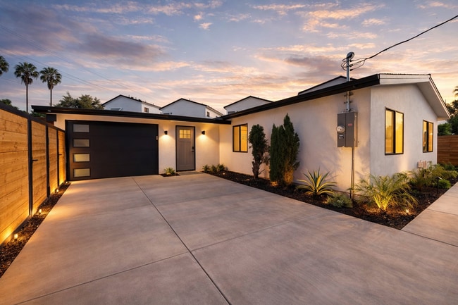 Building Photo - 4601 Almayo Ave Unit 1