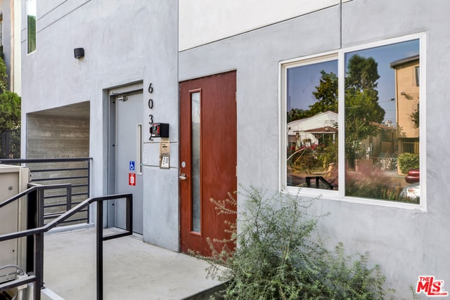 Building Photo - 6032 Romaine St Rental