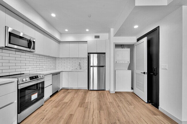 Building Photo - 1240 Magnolia Ave Unit 204 Rental