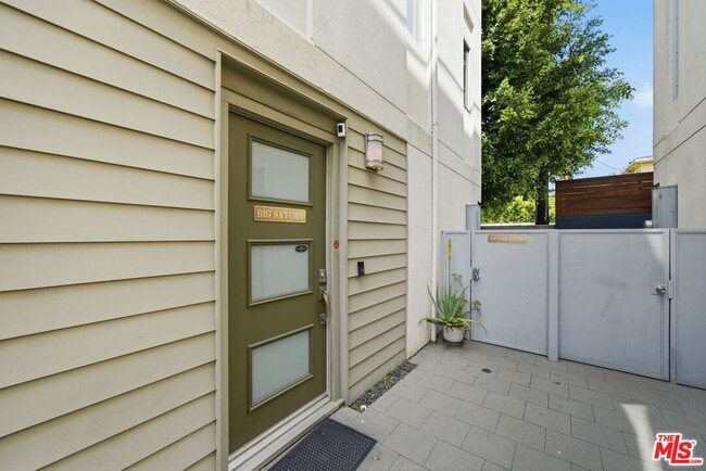 Photo - 5911 Saturn St