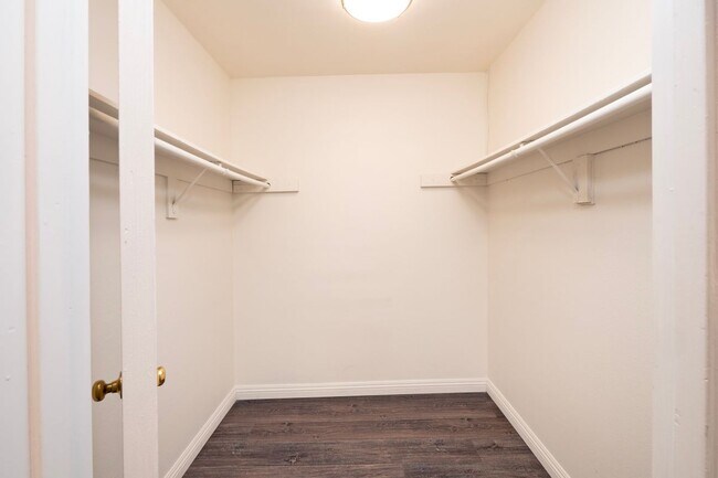 Photo - 328 W 7th St